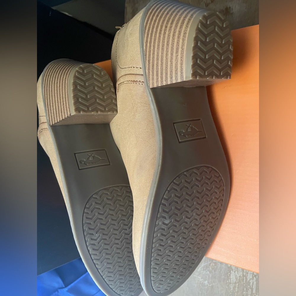 Rocket Dog Tan Booties Size 9.5 Nib - image 4